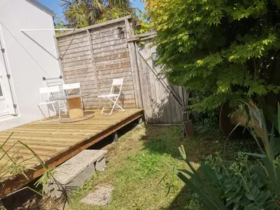 Jardin de l'établissement Charmante maisonnette