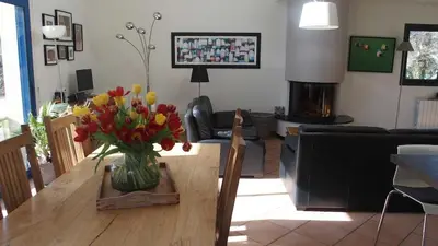 Coin salon dans l'établissement maison de plain pied a 1 km de la mer , avec piscine securisée