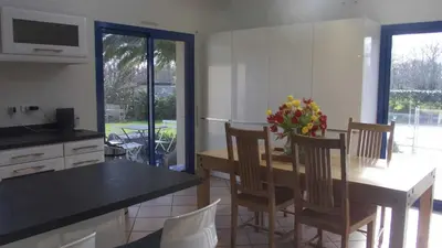 Cuisine ou kitchenette dans l'établissement maison de plain pied a 1 km de la mer , avec piscine securisée