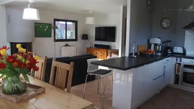Cuisine ou kitchenette dans l'établissement maison de plain pied a 1 km de la mer , avec piscine securisée