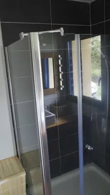 Salle de bains dans l'établissement maison de plain pied a 1 km de la mer , avec piscine securisée