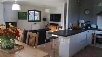 Cuisine ou kitchenette dans l'établissement maison de plain pied a 1 km de la mer , avec piscine securisée