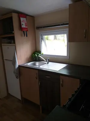 Cuisine ou kitchenette dans l'établissement KERLANN****MOBIL-HOME 4 CH TOUT CONFORT