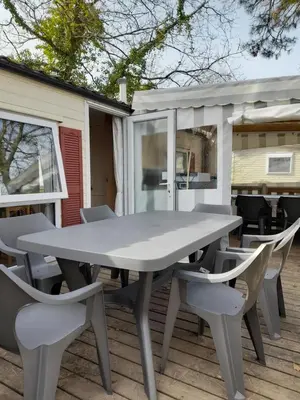 Balcon ou terrasse dans l'établissement KERLANN****MOBIL-HOME 4 CH TOUT CONFORT