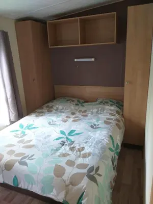 Un ou plusieurs lits dans un hébergement de l'établissement KERLANN****MOBIL-HOME 4 CH TOUT CONFORT