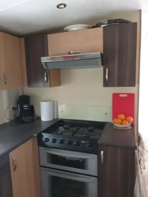 Cuisine ou kitchenette dans l'établissement KERLANN****MOBIL-HOME 4 CH TOUT CONFORT