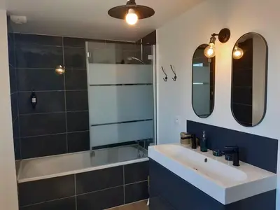 Salle de bains dans l'établissement TYKA Le Cube Lesneven, à 10 min des plages