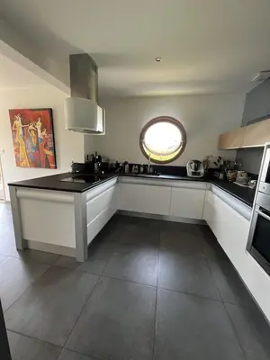 Cuisine ou kitchenette dans l'établissement Villa des Roseaux