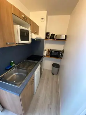 Cuisine ou kitchenette dans l'établissement Joli T2 Résidence du Golf avec terrasse