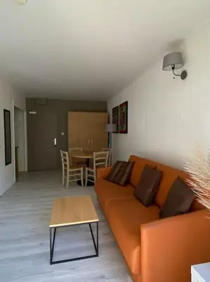 Coin salon dans l'établissement Joli T2 Résidence du Golf avec terrasse