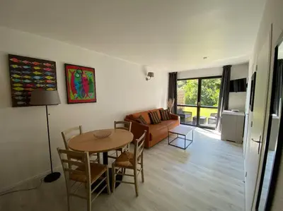 Coin salon dans l'établissement Joli T2 Résidence du Golf avec terrasse
