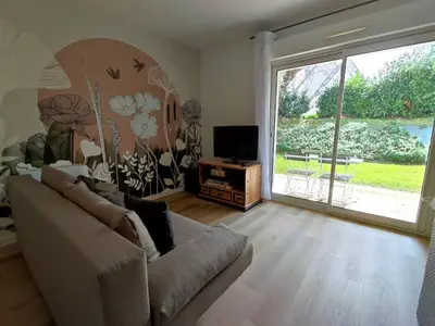 Télévision ou salle de divertissement dans l'établissement Appartement avec WIFI, terrasse, jardin, parking privé à 800m de la plage à Trébeurden - FR-1-368-386