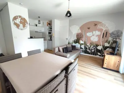 Cuisine ou kitchenette dans l'établissement Appartement avec WIFI, terrasse, jardin, parking privé à 800m de la plage à Trébeurden - FR-1-368-386