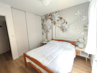 Un ou plusieurs lits dans un hébergement de l'établissement Appartement avec WIFI, terrasse, jardin, parking privé à 800m de la plage à Trébeurden - FR-1-368-386