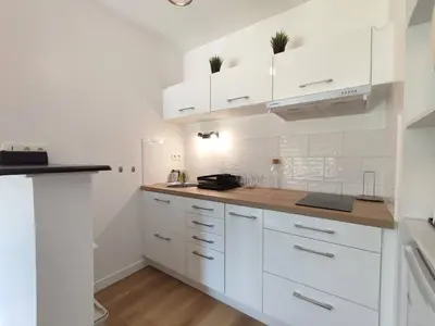 Cuisine ou kitchenette dans l'établissement Appartement avec WIFI, terrasse, jardin, parking privé à 800m de la plage à Trébeurden - FR-1-368-386