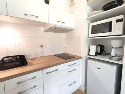 Cuisine ou kitchenette dans l'établissement Appartement avec WIFI, terrasse, jardin, parking privé à 800m de la plage à Trébeurden - FR-1-368-386