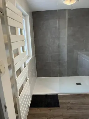 Salle de bains dans l'établissement Kerletty, la mer, les embruns, à 250 m des plages