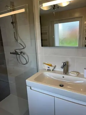 Salle de bains dans l'établissement Kerletty, la mer, les embruns, à 250 m des plages
