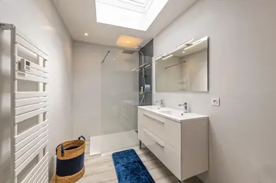 Salle de bains dans l'établissement Ty Gard Thalvis