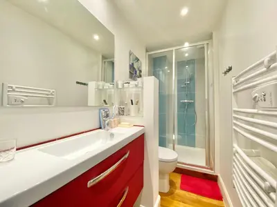 Salle de bains dans l'établissement LE QUAI 18 - Luxe - Plein Centre - Vue dur les quais - Wifi - Parking