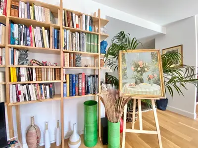Bibliothèque dans l'appartement