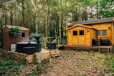 Jardin de l'établissement Cabane insolite avec escape game