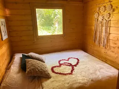 Un ou plusieurs lits dans un hébergement de l'établissement Cabane insolite avec escape game