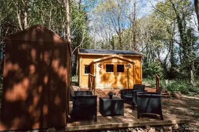 Jardin de l'établissement Cabane insolite avec escape game