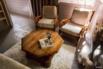 Coin salon dans l'établissement Cabane insolite avec escape game
